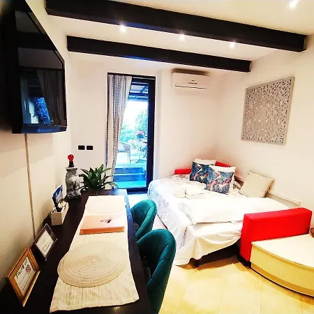 Apartment Nadia's Lovely - With Private Garden And Jacuzzi *