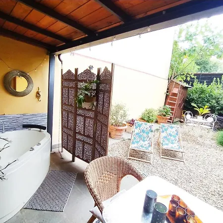 Nadia's Lovely - With Private Garden And Jacuzzi Appartamento