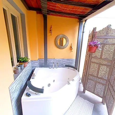 Nadia's Lovely - With Private Garden And Jacuzzi Appartamento