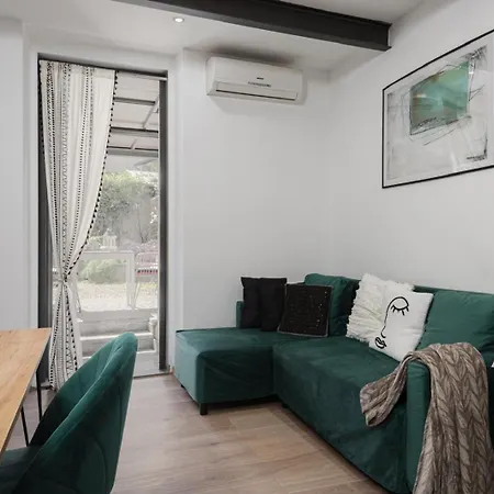 Nadia's Lovely - With Private Garden And Jacuzzi Apartment *