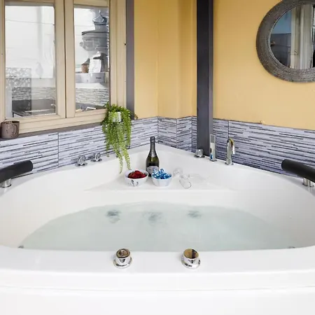 Nadia's Lovely - With Private Garden And Jacuzzi Apartment